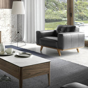 Kortárs stílusú, fekete bőrrel kárpitozott, dizájn fotel diófa lábakkal.