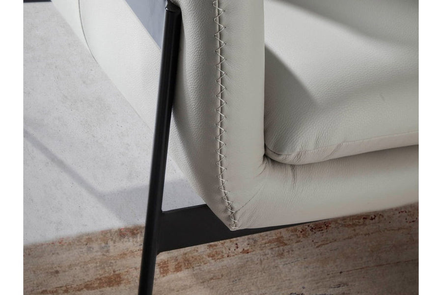 Kortárs stílusú, törtfehér színű, bőr dizájn fotel. acél szerkezettel