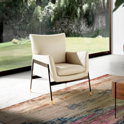 Angel Cerdá törtfehér bőr fotel modern enteriőrben