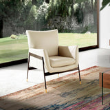 Angel Cerdá törtfehér bőr fotel modern enteriőrben