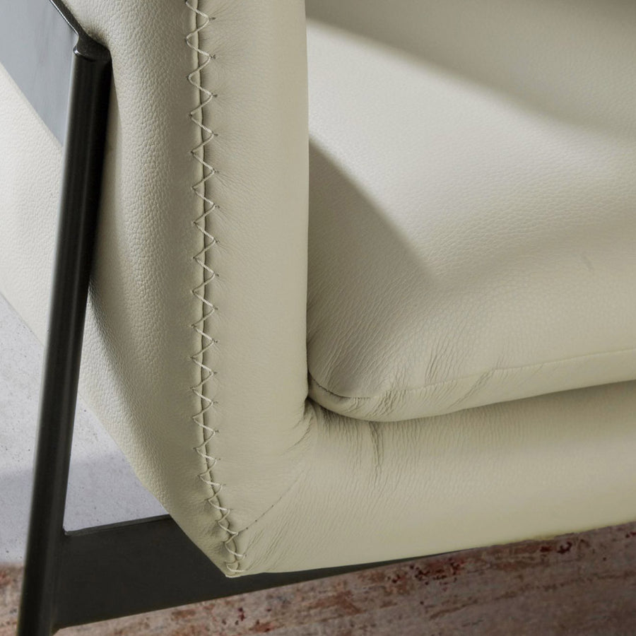 Angel Cerdá bőrfotel varrás részlet prémium kárpitozással