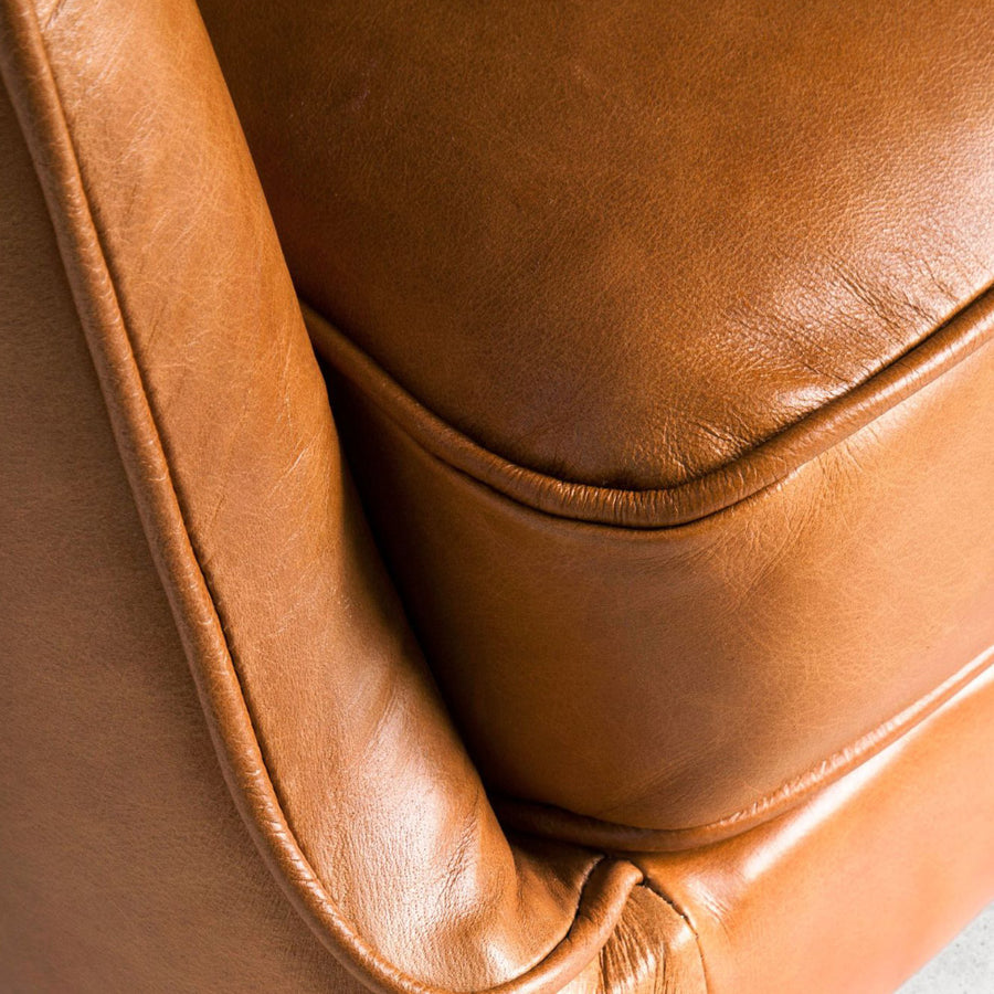 Angel Cerdá whiskey-barna bőrfotel részlet varrott kárpitozással