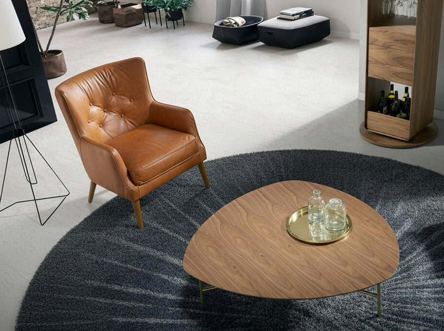 Angel Cerdá barna bőr fotel modern nappali enteriőrben