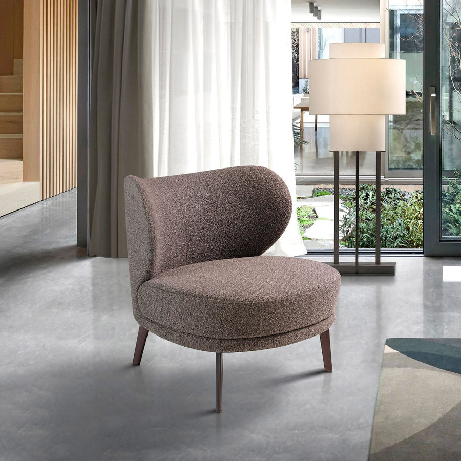 Angel Cerdá barna fotel enteriőrben modern nappaliban