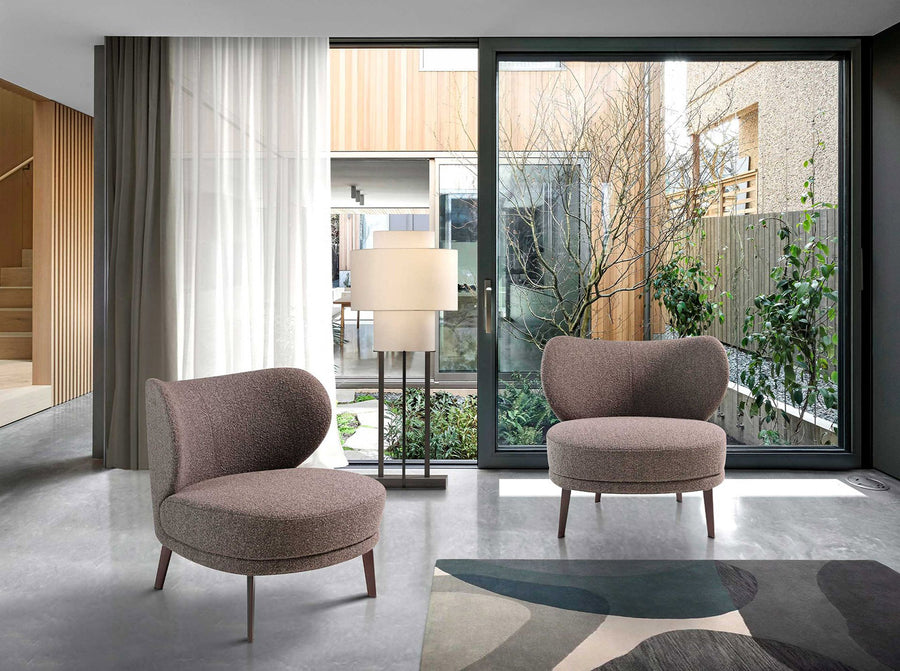 Angel Cerdá barna szövet fotel páros elrendezésben üvegfal előtt