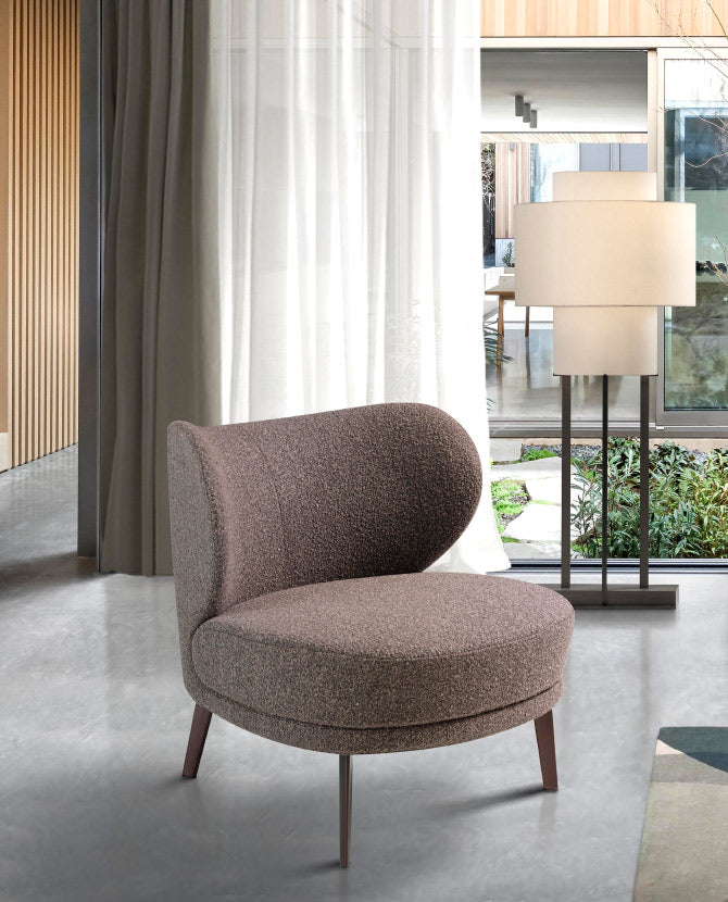 Kortárs stílusú, barna színű szövettel kárpitozott, acélszerkezetű dizájn fotel.