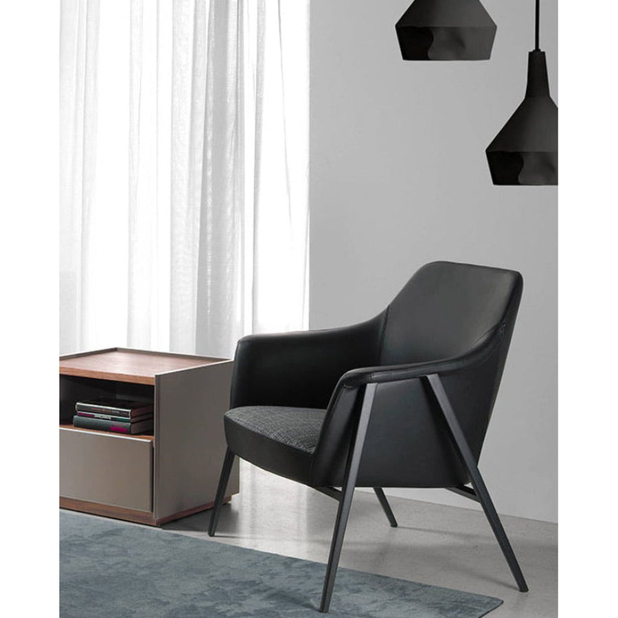 Kortárs stílusú, fekete színű, acél szerkezetű, formatervezett dizájn karosszék.
