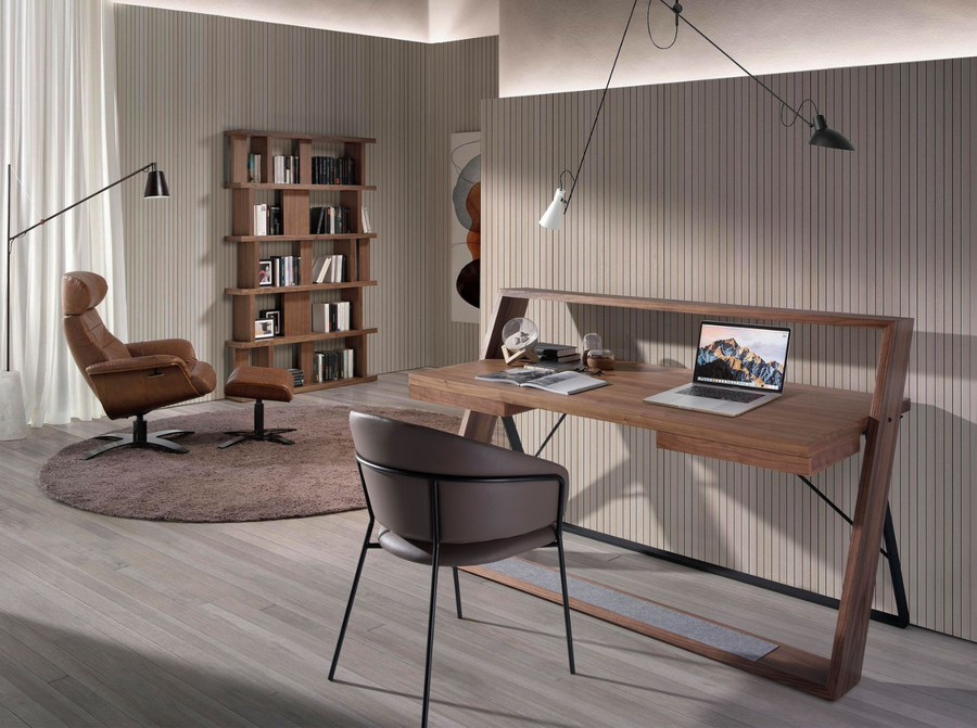 Angel Cerdá relax fotel és csokoládébarna bőr lábtartó dolgozószobában