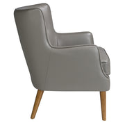 Kortárs stílusú, hamuszürke bőrrel kárpitozott, dizájn fotel, kőrisfa lábakkal