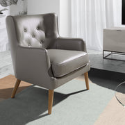 Kortárs stílusú, hamuszürke bőrrel kárpitozott, dizájn fotel, kőrisfa lábakkal