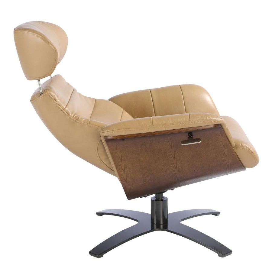 Angel Cerdá döntött háttámlás bőr fotel diófa oldalpanelekkel döntött háttámlával