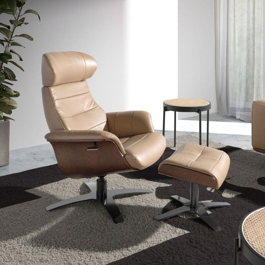 Angel Cerdá homokszínű design fotel lábtartóval nappali enteriőrben