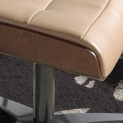 Angel Cerdá diófa furnéros bőr ottomán közelről