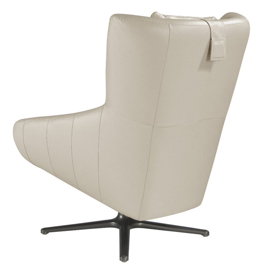 Kortárs stílusú, törtfehér színű bőrrel kárpitozott, dizájn pihenőfotel acéllábakkal.