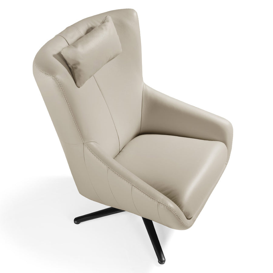 Kortárs stílusú, törtfehér színű bőrrel kárpitozott, dizájn pihenőfotel acéllábakkal.