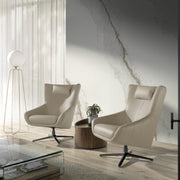 Kortárs stílusú, törtfehér színű bőrrel kárpitozott, dizájn pihenőfotel acéllábakkal.