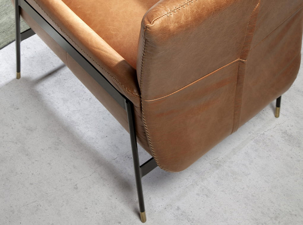Kortárs stílusú, barna színű, bőr dizájn fotel. acél szerkezettel