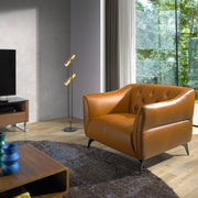 Kortárs stílusú, agyagbarna bőrrel kárpitozott, dizájn fotel acélból készült lábakkal.