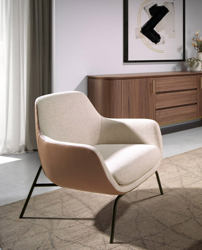 Kortárs stílusú, homokszínű szövettel és barna színű műbőrrel kárpitozott dizájn fotel.