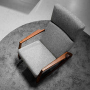 Kortárs stílusú, szürke színű szövettel kárpitozott hintaszék.