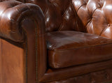 Konyakbarna Chesterfield fotel részlet kapitonné díszítéssel