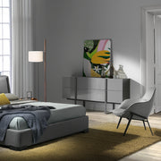 Kortárs stílusú, szürke színű szövettel kárpitozott, acélszerkezetű dizájn fotel.