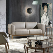 Kortárs, taupe színű bőrrel kárpitozott, diófa furnérral borított, dizájn kanapé.