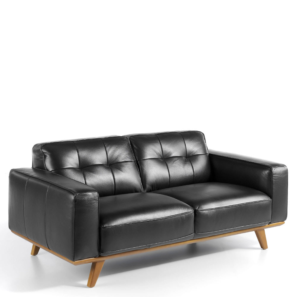 Kortárs stílusú, fekete színű bőrrel kárpitozott, fenyőfaszerkezetes, dizájn kanapé.