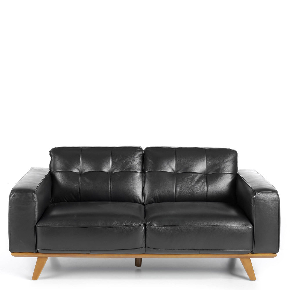 Kortárs stílusú, fekete színű bőrrel kárpitozott, fenyőfaszerkezetes, dizájn kanapé.