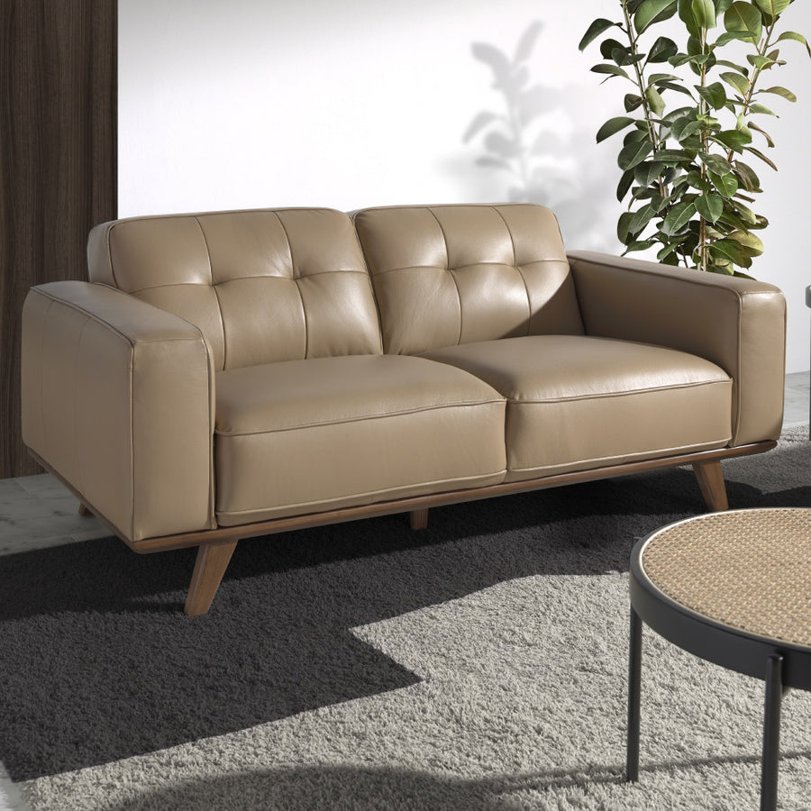 Kortárs, homokszínű bőrrel kárpitozott, fenyőfaszerkezetes, dizájn kanapé.