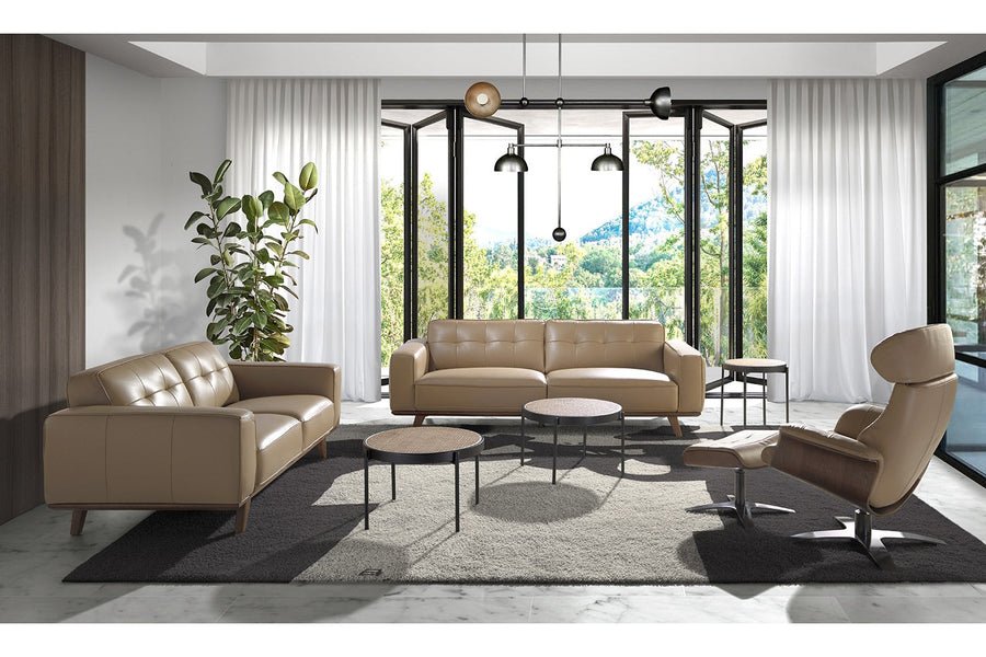 Kortárs, homokszínű bőrrel kárpitozott, fenyőfaszerkezetes, dizájn kanapé.