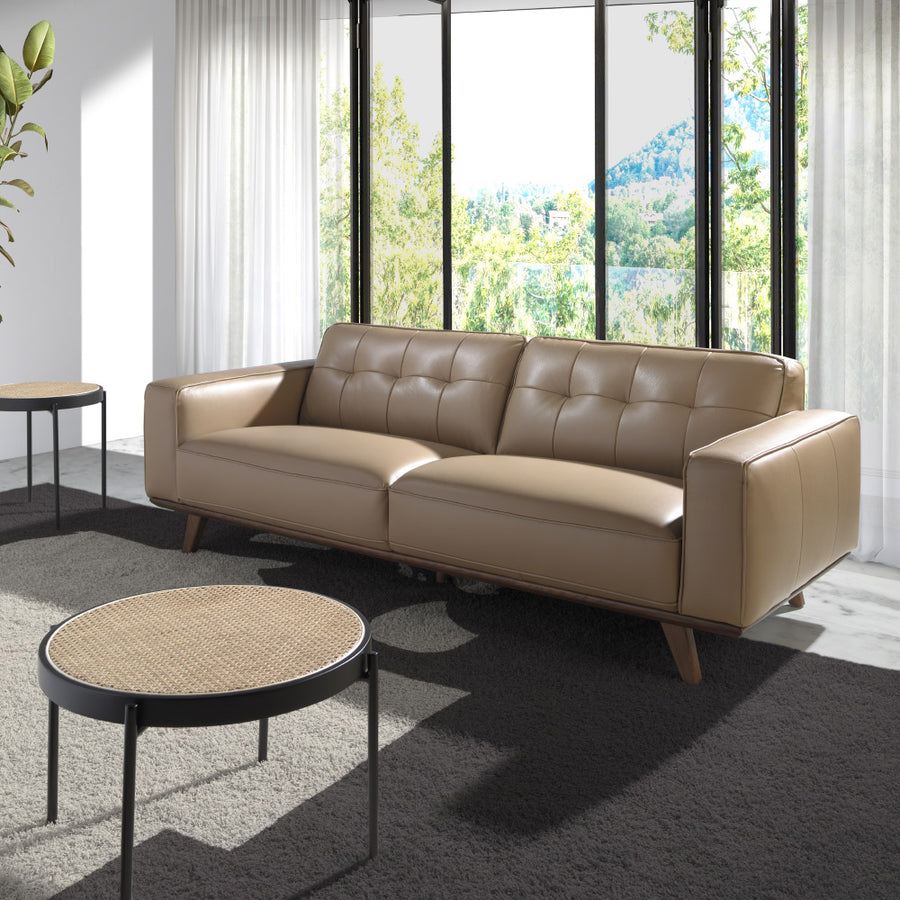 Kortárs, homokszínű bőrrel kárpitozott, fenyőfaszerkezetes, dizájn kanapé.