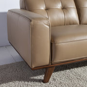 Kortárs, homokszínű bőrrel kárpitozott, fenyőfaszerkezetes, dizájn kanapé.