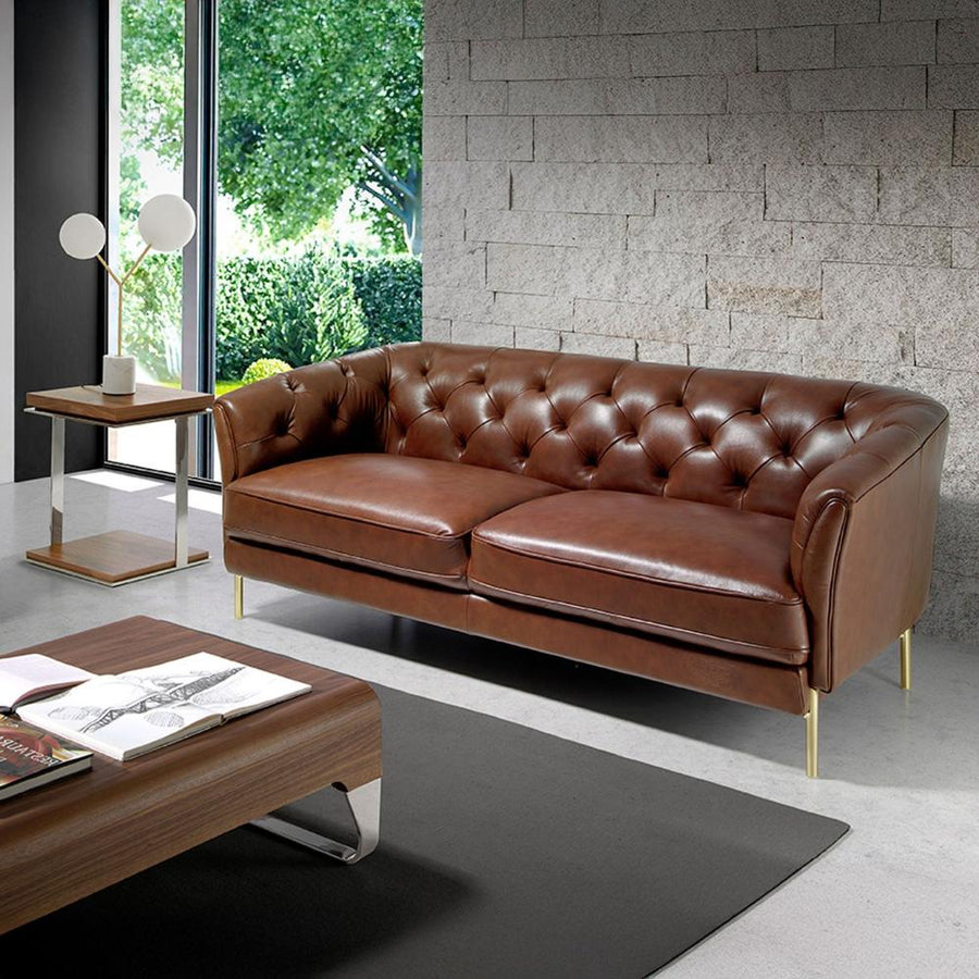 Angel Cerdá modern Chesterfield bőr kanapé nappali enteriőrben
