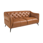 Kortárs, agyagbarna színű bőrrel kárpitozott, dizájn kanapé acéllábakkal.