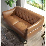 Kortárs, agyagbarna színű bőrrel kárpitozott, dizájn kanapé acéllábakkal.