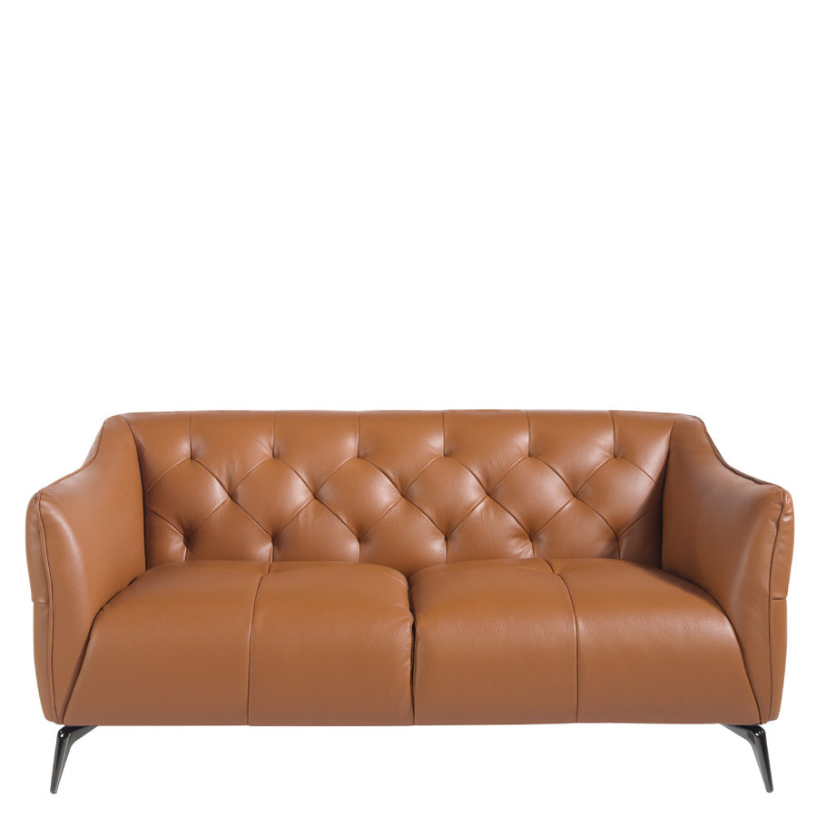 Kortárs, agyagbarna színű bőrrel kárpitozott, dizájn kanapé acéllábakkal.