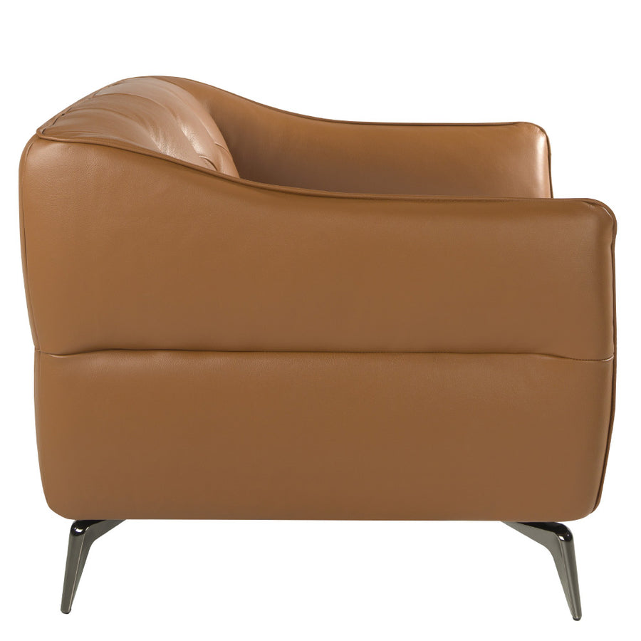 Kortárs, agyagbarna színű bőrrel kárpitozott, dizájn kanapé acéllábakkal.