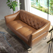 Kortárs, agyagbarna színű bőrrel kárpitozott, dizájn kanapé acéllábakkal.