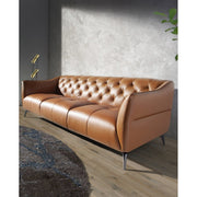 Kortárs, agyagbarna színű bőrrel kárpitozott, dizájn kanapé acéllábakkal.