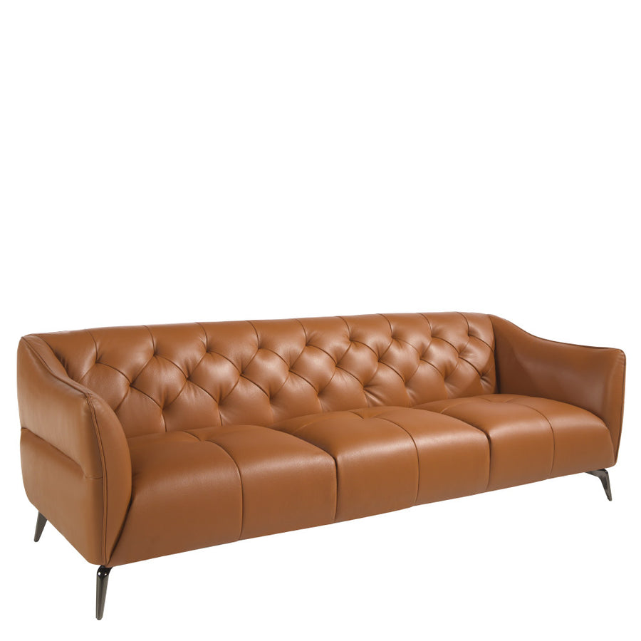 Kortárs, agyagbarna színű bőrrel kárpitozott, dizájn kanapé acéllábakkal.