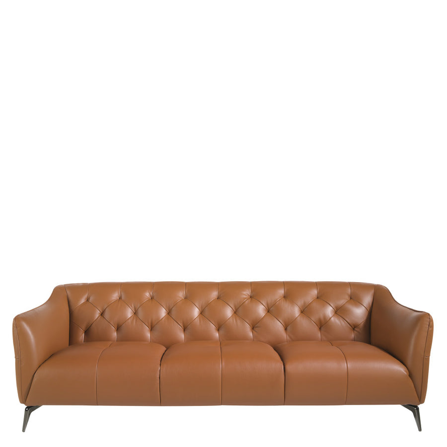 Kortárs, agyagbarna színű bőrrel kárpitozott, dizájn kanapé acéllábakkal.