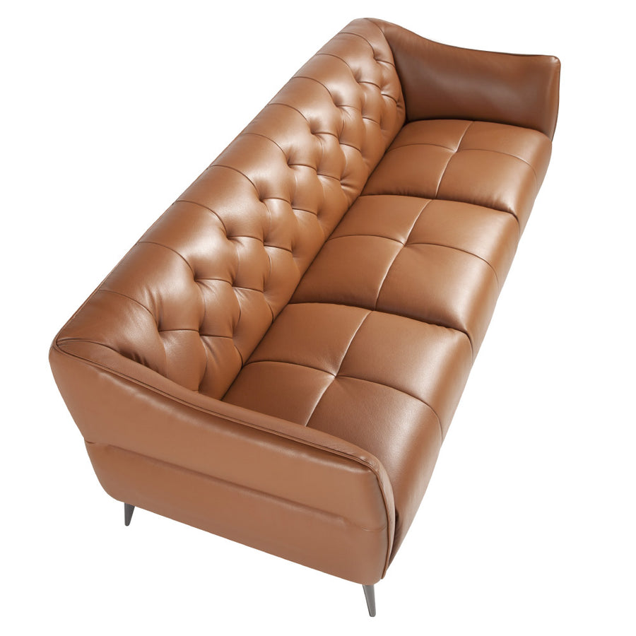 Kortárs, agyagbarna színű bőrrel kárpitozott, dizájn kanapé acéllábakkal.