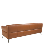 Kortárs, agyagbarna színű bőrrel kárpitozott, dizájn kanapé acéllábakkal.