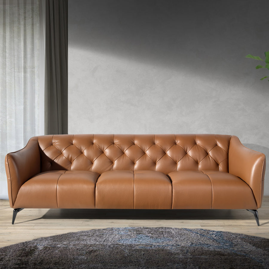 Kortárs, agyagbarna színű bőrrel kárpitozott, dizájn kanapé acéllábakkal.