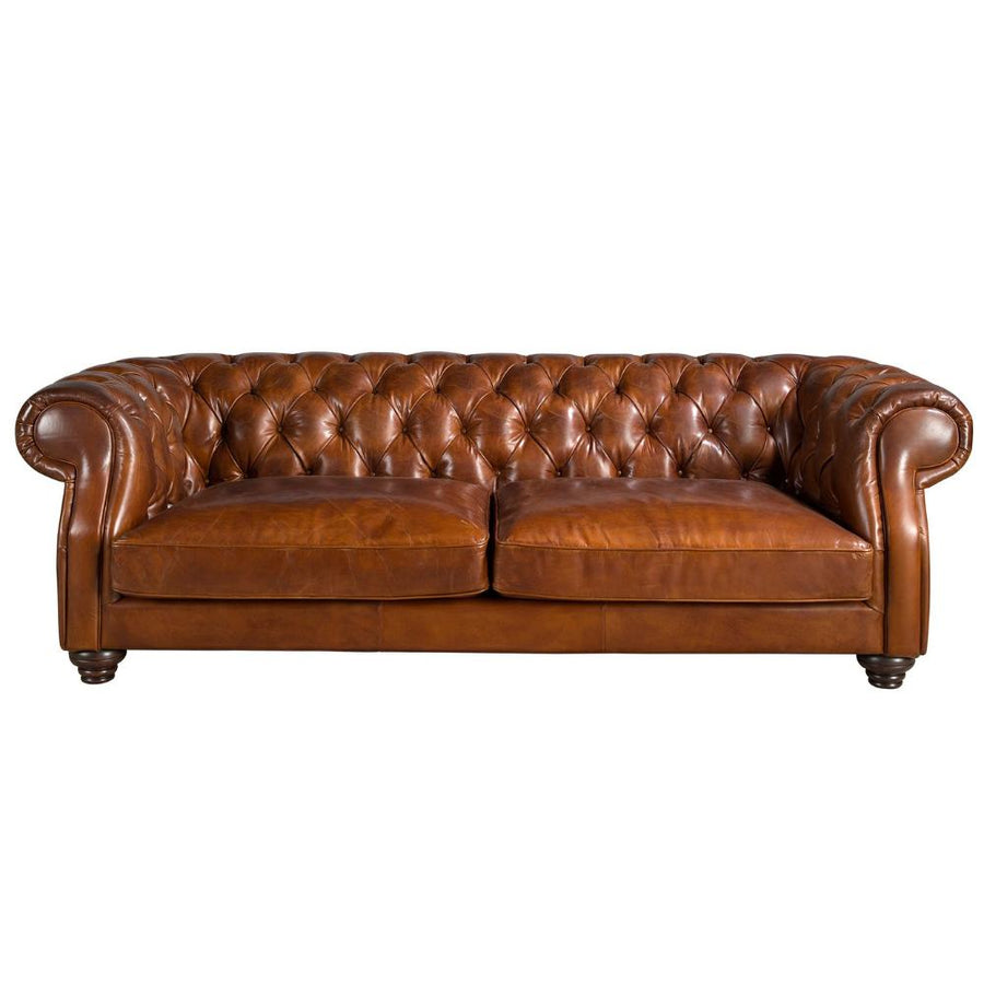 Chesterfield stílusú konyakbarna bőrkanapé front nézet capitonné háttámlával