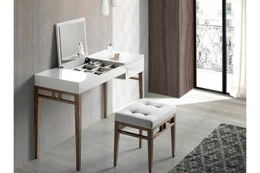 Kortárs stílusú, törtfehér színű fésülködőasztal, diófa lábakkal, tükörrel és ékszerdobozzal.