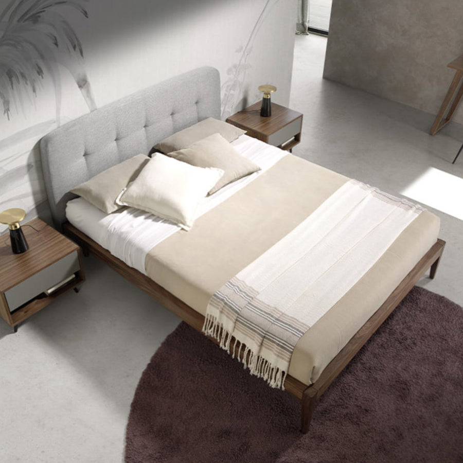 Kortárs stílusú, fenyőfából készült, diófa furnérral borított, dizájn franciaágy párnázott fejtámlával.