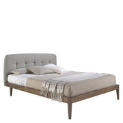 Kortárs stílusú, fenyőfából készült, diófa furnérral borított, dizájn franciaágy párnázott fejtámlával.