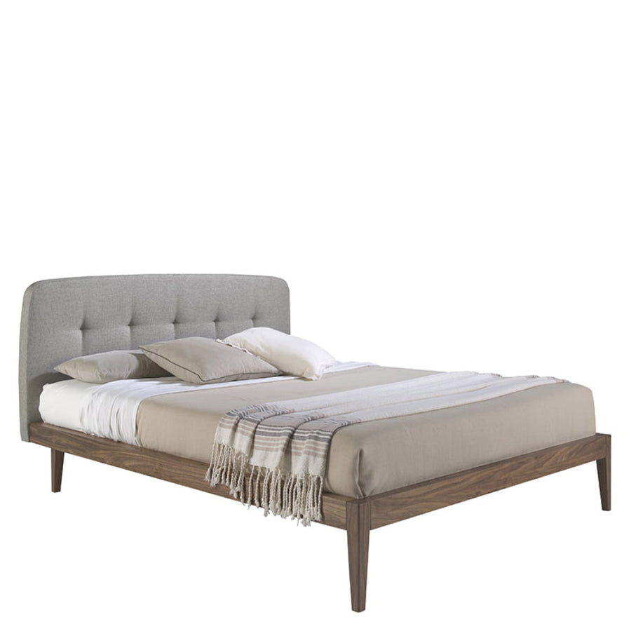 Kortárs stílusú, fenyőfából készült, diófa furnérral borított, dizájn franciaágy párnázott fejtámlával.